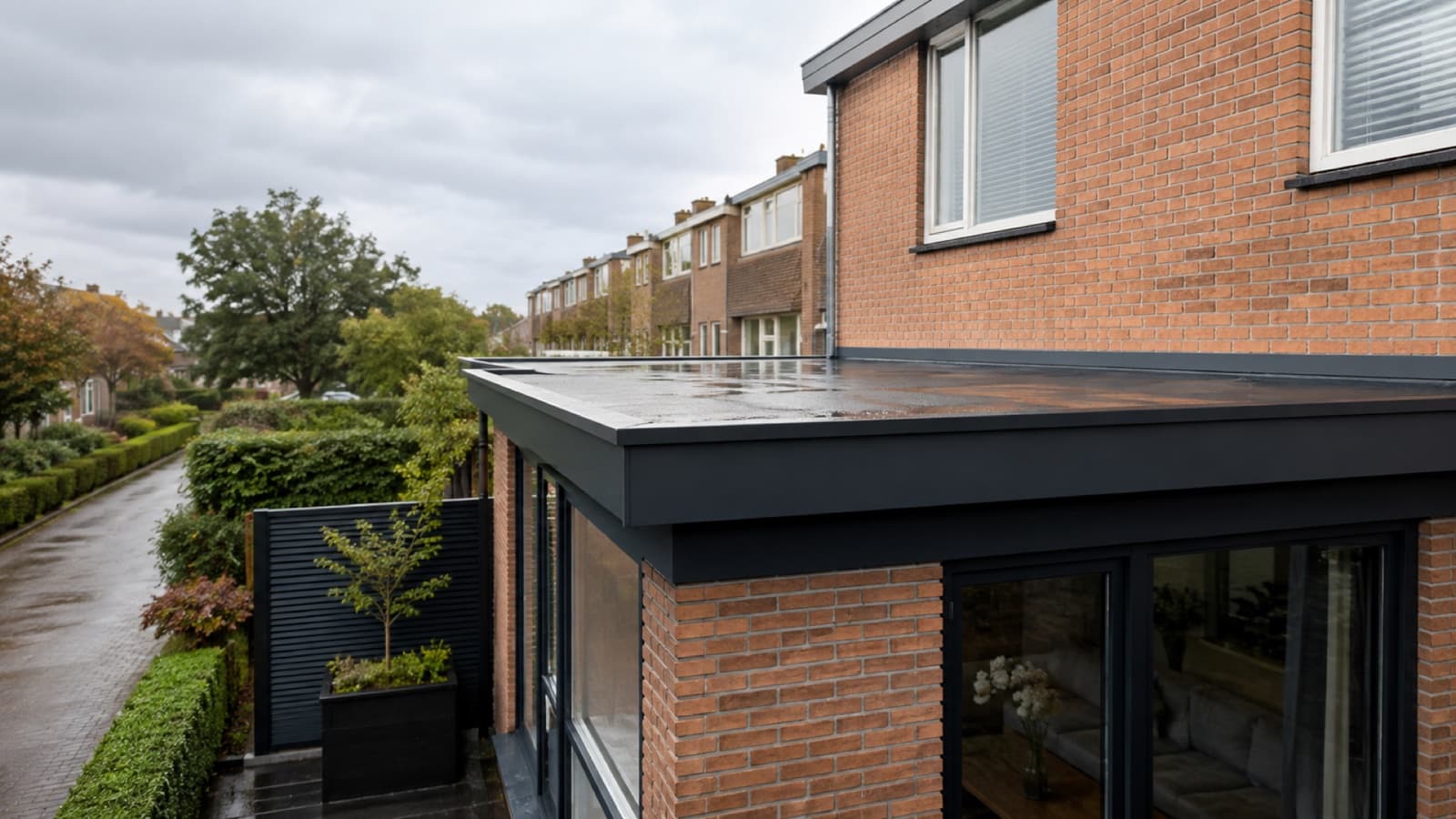 Vernieuwd plat dak op een Nederlandse bakstenen woning