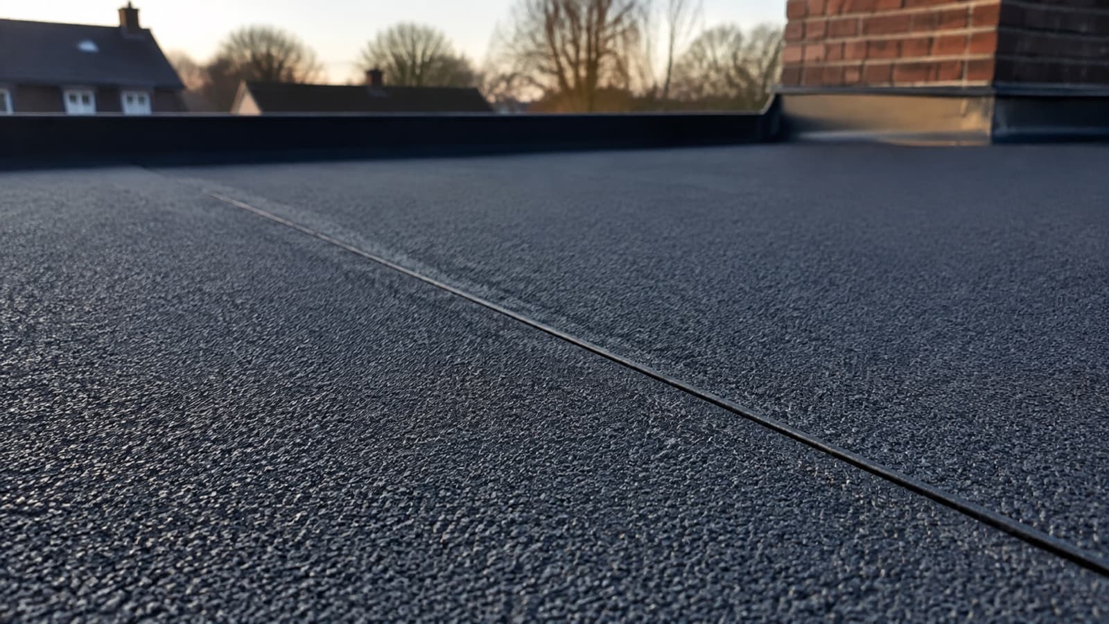 Nieuwe bitumen dakbedekking met strakke overlapnaad